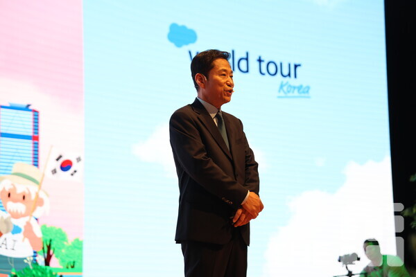 ‘월드투어 코리아 2024’ 기조연설을 하고 있는 손부한 세일즈포스 코리아 대표. /구아현 기자