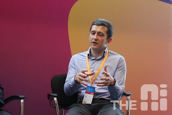 케빈 밀러(Kevin Miller) AWS 글로벌 데이터센터 부사장은 “현재 AI 데이터센터의 전력 수요를 예측할 때 사용하는 표준 측정 단위는 기가와트(GW)”라며 “대형 AI 모델 훈련은 매우 에너지 집약적이어서 복수 기가와트 규모의 증분 용량이 필요하다”고 말했다. /김동원 기자