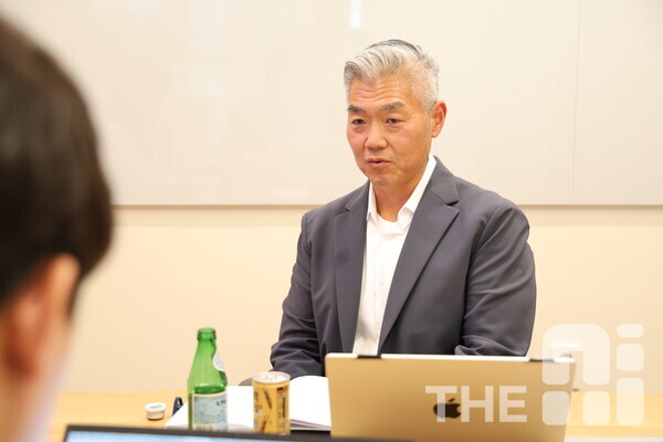 샘정(Sam Chung) 세일즈포스 CTO가 김동원 THE AI 기자와 이야기를 나누고 있다. /유덕규 기자