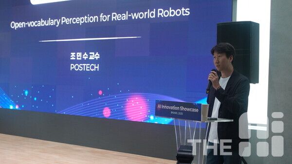 조민수 포스텍 교수가 19일 서울 양재 서울 AI 허브 국가AI연구거점(NAIRL)에서 열린 ‘AI 혁신 쇼케이스 NAIRL 2025’에서 로봇 파운데이션 모델 분야 연구 성과를 소개하고 있다. /구아현 기자
