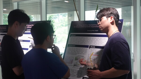19일 서울 양재 서울 AI 허브 국가AI연구거점(NAIRL)에서 열린 ‘AI 혁신 쇼케이스 NAIRL 2025’에서 마련된 포스터 전시에서 학생들이 논문을 보고 토론을 하고 있다. /구아현 기자