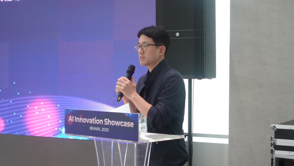 양은호 KAIST 교수 교수가 19일 서울 양재 서울 AI 허브 국가AI연구거점(NAIRL)에서 열린 ‘AI 혁신 쇼케이스 NAIRL 2025’에서 이미지 생성 모델 속도의 한계를 개선한 연구에 대해 소개하고 있다. /구아현 기자