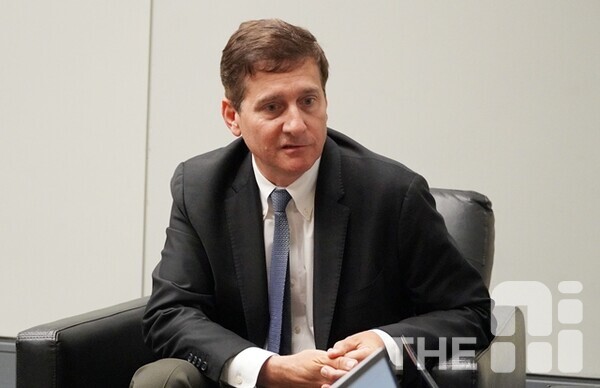 크라츠 부사장은 “한국 정부의 AI 국가전략이 성공하기 위해서는 정부가 스타트업처럼 혁신적으로 사고하고, 정부-민간-학계 간 협력 생태계를 구축하며, 무엇보다 데이터 주권에 대한 우려를 해소해 국민의 신뢰를 바탕으로 한 단계적 접근이 필요하다”고 조언했다. /김동원 기자