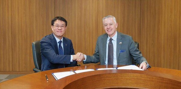 ‘박성균 한화시스템 DE사업단장(왼쪽)과 켄 토도로프(Kenn Todorov) 노스롭 그루먼 지휘통제 및 무기 통합 부문 부사장이 ‘통합 대공방어체계 기술 협력 MOU’를 체결한 뒤 기념 사진을 촬영하고 있다. /한화시스템