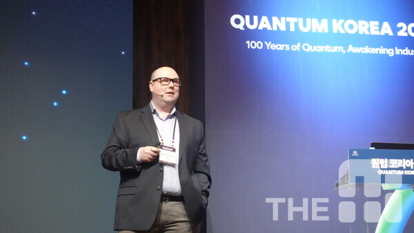 24일 서울 서초구 양재 aT센터에서 열린 ‘퀀텀 코리아 2025’ 기조연설에서 아마존 클라우드 서비스(AWS)에서 양자 하드웨어를 총괄하는 오스카 페인터 캘리포니아공대 교수가 “양자 연산에서 발생하는 오류를 1조 번 이상 연산에도 버틸 수 있을 만큼 줄여야 한다”며 양자 오류 정정을 해결해야 상용화할 수 있다고 강조했다. /구아현 기자