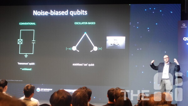 24일 서울 서초구 양재 aT센터에서 열린 ‘퀀텀 코리아 2025’ 기조연설에 나선 오스카 페인터 AWS 양자 하드웨어 총괄 겸 캘리포니아공대 교수가 AWS에서 개발한 ‘캣 큐비트’ 방식으로 양자 오류를 효과적으로 낮추는 방법에 대해 설명하고 있다. /구아현 기자