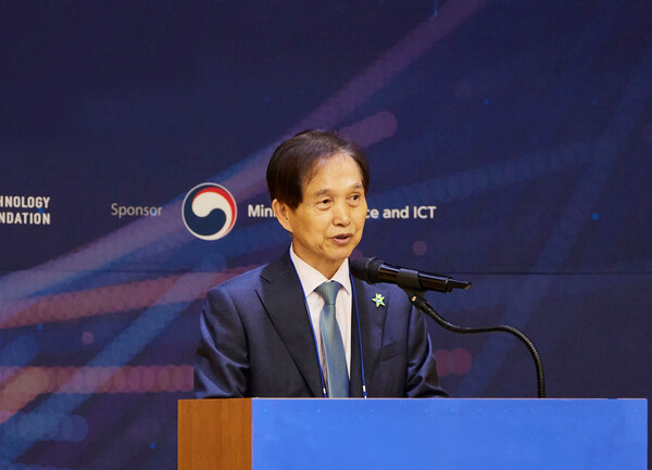 이광형 KAIST 총장이 포럼에서 연설하는 모습. /KAIST