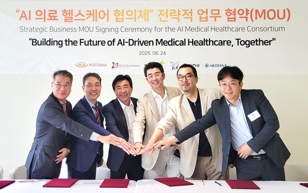 24일 진행된 ‘AI 의료 헬스케어 협의체 MOU에서 (왼쪽부터)김광재 HLB글로벌 대표, 김동민 제이엘케이 대표, ACA 아즈마 아키히로 회장, 곽민철 메디아나·셀바스AI 대표, 윤승현 셀바스AI 사장, 이예하 뷰노 대표가 기념 사진을 촬영하고 있다. /셀바스AI