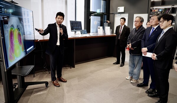 27일 서울 강남구 루닛 본사에서 열린 '국회 AI 혁신기업 간담회'에서 루닛 돤계자가 김윤(오른쪽 두번째) 국회 보건복지위원회 의원과 서범석(오른쪽) 루닛 대표, 카카오헬스케어 황희 대표(오른쪽 세번째) 등 참석자들에게 ‘의료 특화 AI 파운데이션 모델’을 시연하고 있다. /루닛