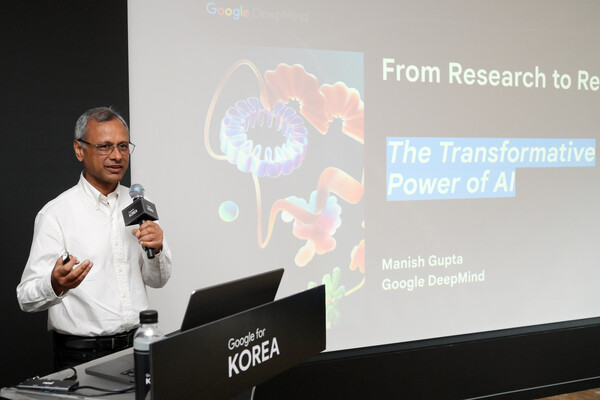 2일 서울 강남 조선팰리스에서 ‘구글 포 코리아 2025’ 행사의 일환으로 열린 기자간담회에서 마니쉬 굽타 박 구글 딥마인드 시니어 디렉터가 구글이 개발한 AI 모델에 대해 설명하고 있다. /구글포코리아