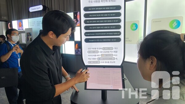 2일 조선팰리스에서 개최된 ‘구글 포 코리아 2025’ 전시장에 마련된 ‘노트북LM’을 관람객들이 체험하고 있다. /구아현 기자