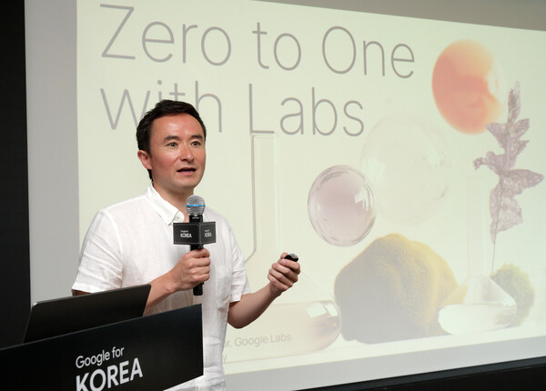2일 서울 강남 조선팰리스에서 ‘구글 포 코리아 2025’ 행사의 일환으로 열린 기자간담회에서 사이먼 토쿠미네 구글 랩스 디렉터가 노트북LM(NotebookLM)에 대해 설명하고 있다. /구글