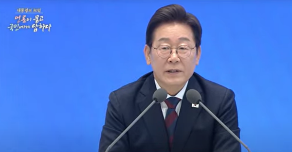 이재명 대통령은 3일 취임 30일 기자간담회에서 미국과의 관세 협상과 관련해 관세 협상이 쉽지 않고, 7월 8일 타결도 어려워 보인다고 밝혔다. /이재명 대통령 유튜브 캡처