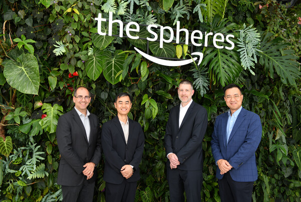 현지시간 1일 미국 시애틀 아마존 본사에서 체결된 ‘전략적 프레임워크 협약(SFA)’ 협약식에서 (왼쪽부터) Martyn Mallick AWS 부사장, 김승회 현대제철 상무, Kerry Person AWS 부사장, 김후곤 현대제철 상무가 기념 사진을 촬영하고 있다. /현대제철