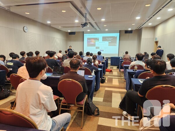 김동환 포티투마루 대표가 제주도에서 열린 ‘산업융합형 멀티모달 생성 인공지능 인재양성 워크숍’에서 AI를 전공하는 학생들과 소통하고 있다. /김동원 기자