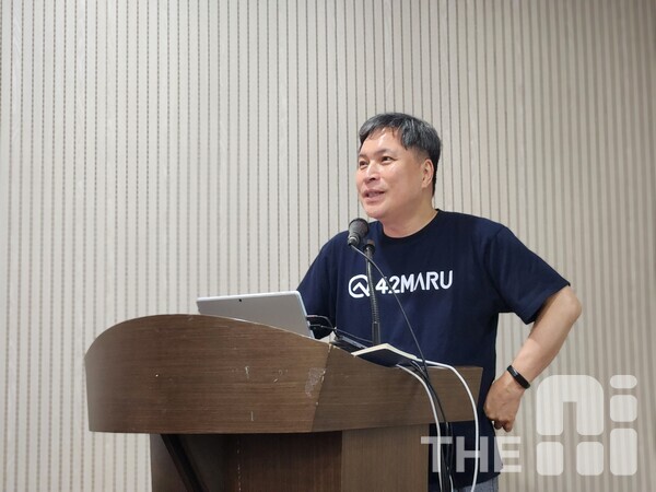 정휘웅 포티투마루 인공지능연구소장은 “시스템 전체에서 AI가 차지하는 비중은 10%에 불과하지만, 뇌가 몸에서 차지하는 비중처럼 그 중요도는 90%”라며 “학교 연구와 기업 요구사항 간의 간극을 메우는 문제 해석 능력을 키우는 것이 핵심”이라고 강조했다. /김동원 기자