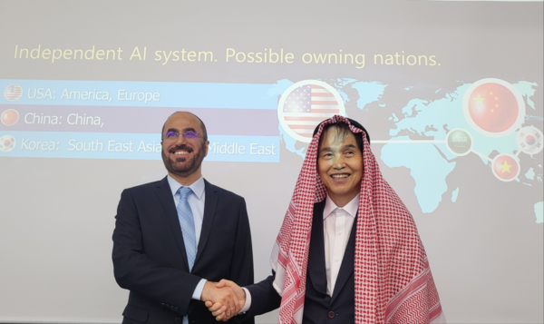  3일 KAIST 도곡캠퍼스에서 사우디 킹사우드대 총장단과 이광형 KAIST 총장(오른쪽)이 만나 국제공동연구 협력을 논의하는 회의 후 악수를 하고 있다. /KIAST