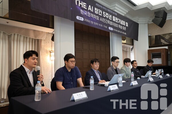 (왼쪽부터) 박영용 제이앤피메디 CTO, 김민현 커먼컴퓨터 대표, 현준우 아이스크림미디어 대표, 서상덕 S2W 대표, 김동원 THE AI 기자, 김동환 포티투마루 대표, 박지환 씽크포비엘 대표. /유덕규 기자