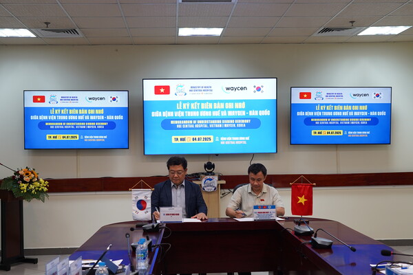 김경남 웨이센 대표(왼쪽)와 팜느히엡 후에중앙병원 병원장이 MOU 문서에 서명을 하고 있다. /웨이센