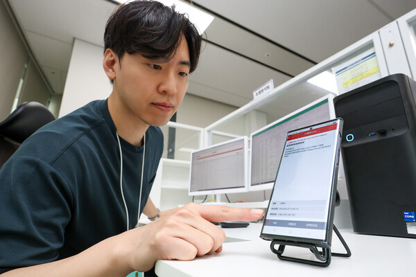 KT 고객센터 스팸분석팀 직원이 AI 기반 실시간 스팸 차단 키워드 등록 시스템을 운용하고 있다. /KT