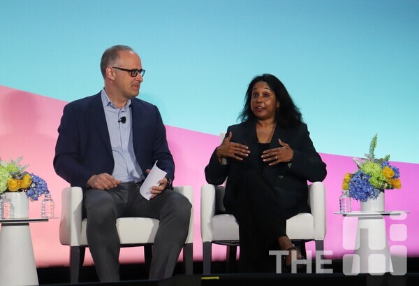 락슈미 라만(Lakshmi Raman) CIA AI혁신담당디렉터는 “AI 에이전트들은 확실히 기업 자동화를 변화시킬 기회를 가지고 있다”며 “복잡한 다단계 워크플로우를 처리하고, 다양한 데이터베이스와 기본 도구들에 걸쳐 작업을 수행하는 데 엄청난 잠재력을 가지고 있다”고 평가했다. (왼쪽부터) 스티븐 슈미트(Stephen Schmidt) 아마존 CSO, 락슈미 라만 CIA AI혁신담당디렉터. /김동원 기자