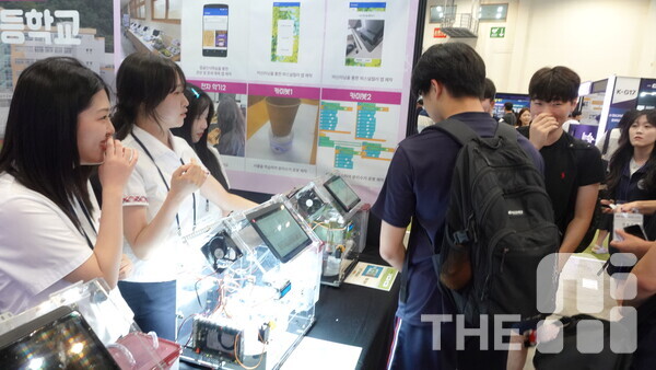 15일 부산 벡스코 제1전시장 ‘K-ICT WEEK in BUSAN 2025’에 마련된 삼정고 부스에서 학생들이 개발한 스마트팜을 참관객들이 구경하고 있다. /구아현 기자