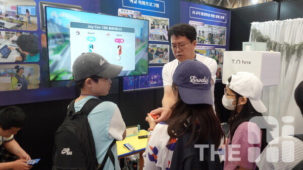 15일 부산 벡스코 제1전시장 ‘K-ICT WEEK in BUSAN 2025’에 마련된   ‘AI 교육관’에서 학생들이 학교 AI 교육 프로그램을 체험하고 있다. /구아현 기자