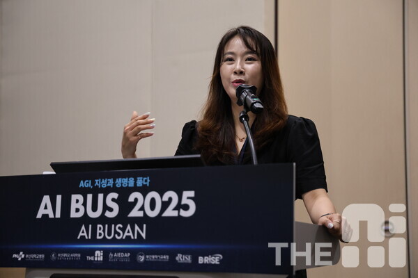 16일 부산 벡스코에서 열린 ‘AI BUS 2025’에서 강수현 해운대중 교사가 AI 융합 교육 사례를 공유하고 있다. /구아현 기자