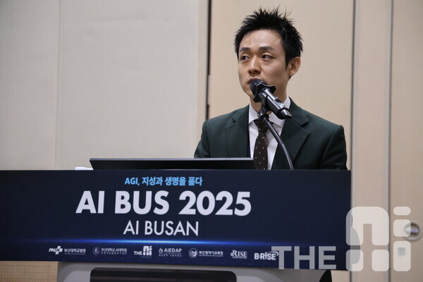 16일 부산 벡스코에서 열린 ‘AI BUS 2025’에서 이상욱 김해분성여자고 교사가 AI 융합 교육 사례를 공유하고 있다. /구아현 기자