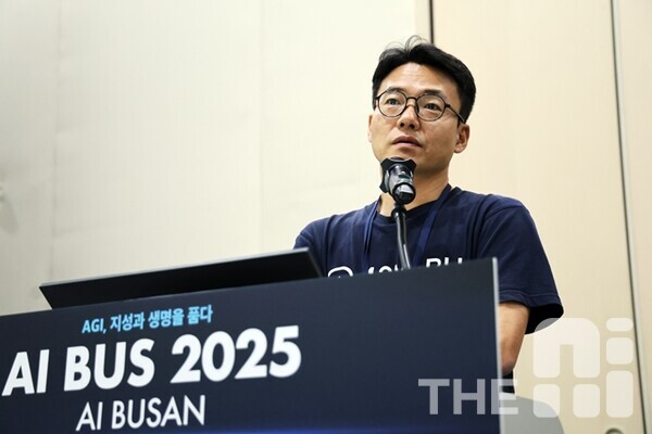 김동환 대표가 AI BUS에서  '생성형 AI 시대 케어 혁신'을 주제로 발표하고 있다. /김동원 기자