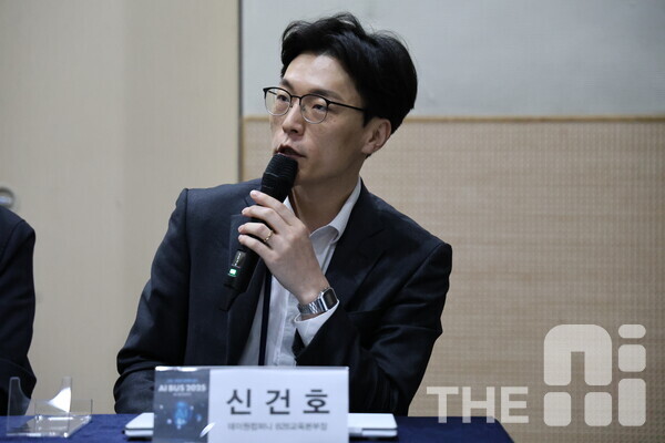 16일 ‘AI BUS 2025’ 패널토론에서 신건호 가 AI는 필수적인 학습 도구라고 주장했다. /구아현 기자