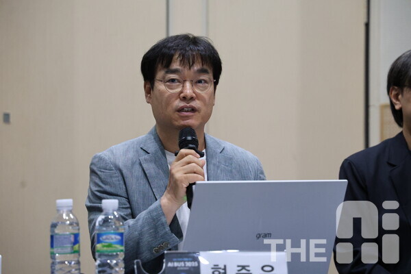 16일 ‘AI BUS 2025’ 패널토론에서 현준우 아이스크림미디어 대표가 AI는 필수적인 학습 도구라고 주장했다. /구아현 기자