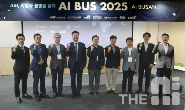 교육 AI를 주제로 열린 AI BUS 2025에 참여한 연사 및 관계자들이 단체 촬영을 하고 있다. /김동원 기자