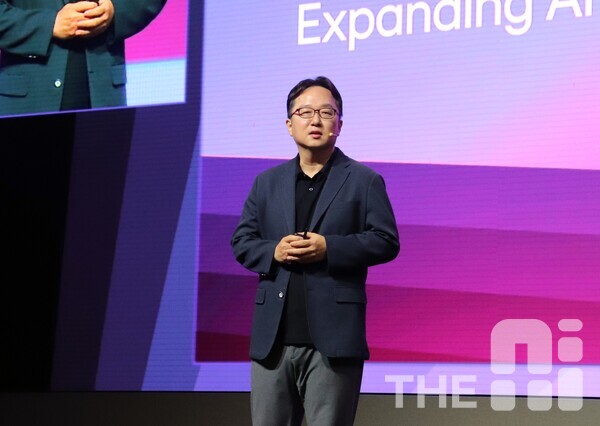 최정규 LG AI연구원장이 LG AI 토크콘서트 2025에서  “챗엑사원이 드디어 오픈형 서비스로 발을 내딛는다”며 “그동안 LG그룹 내부에서만 사용할 수 있어 외부 요청이 많았는데, 오늘부터 베타 서비스로 일반에 공개한다”고 밝혔다. /김동원 기자