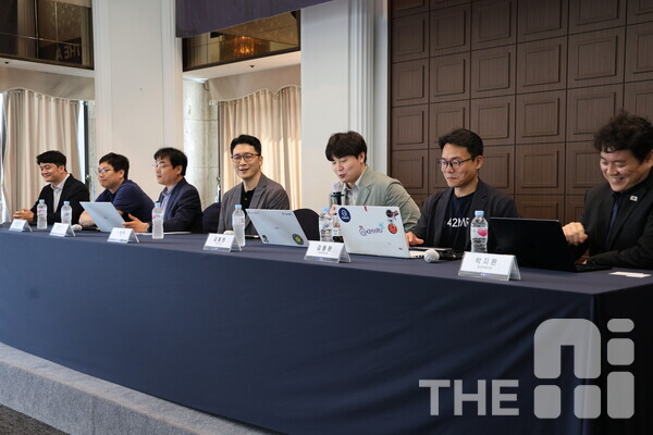 지난 2일 열린  ‘한국정책학회 AI민간특별위원회 특별 토론’ 모습. (왼쪽부터) 박영용 제이앤피메디 CTO, 김민현 커먼컴퓨터 대표, 현준우 아이스크림미디어 대표, 서상덕 S2W 대표, 김동원 THE AI 기자, 김동환 포티투마루 대표, 박지환 씽크포비엘 대표. /유덕규 기자