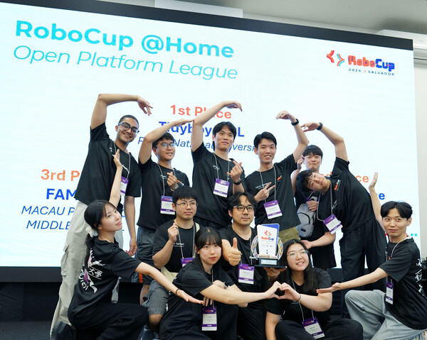 부산대 로봇팀 타이디보이가 살바도르에서 열린 국제 인공지능(AI) 로봇대회 ‘로보컵(RoboCup) 2025’ 홈서비스 부문에서 우승을 차지하고 승리의 기념 사진을 찍고 있다. /부산대