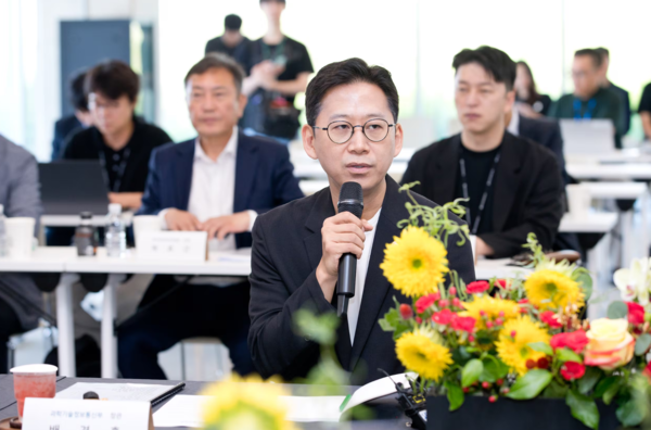 배경훈 과기정통부 장관이 24일 세종 네이버 데이터센터 방문 후 현장간담회에서 인사말을 하고 있다. /과기정통부