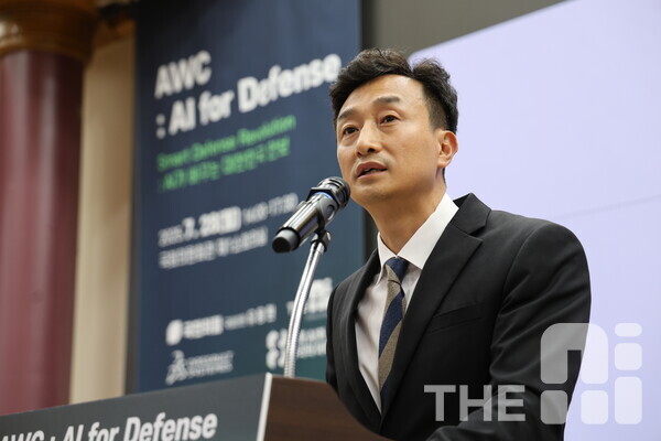 황민수 THE AI 대표가 28일 국회의원회관에서 열린 ‘AWC: AI For Defense’ 행사에서 개회사를 하고 있다. /김동원 기자