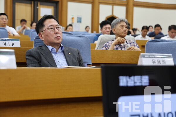 유용원 국민의힘 의원이  ‘AWC 2025 in 국방’ 세미나 마지막 세션인 패널토론을 경청하고 있다. /김동원 기자