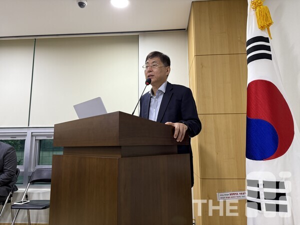 31일 서울 여의도 국회 의원회관에서 진행된 ‘국회 국가미래전략기술 포럼: 인공지능 대전환(AX)의 미래’에서 유회준 KAIST 인공지능반도체대학원장 및 교수는 피지컬 AI에서 가장 중요한 것은 데이터를 빠르게 수집하고 파운데이션 모델을 구축하는 것이라고 강조했다. /유덕규 기자