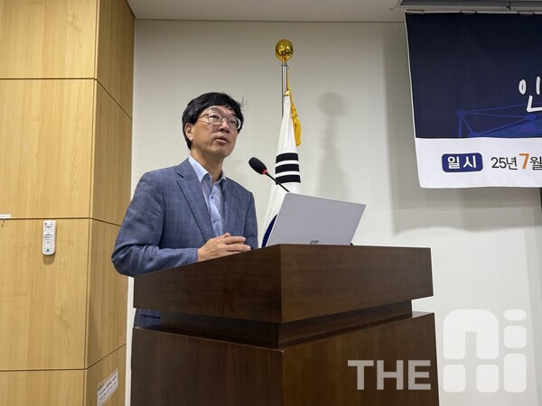 31일 서울 여의도 국회 의원회관에서 진행된 ‘국회 국가미래전략기술 포럼: 인공지능 대전환(AX)의 미래’에서 김정KAIST 교수 및 한국 로봇 학회 회장은 국내 휴머노이드 플랫폼을 늘려야 한다고 조언했다. /유덕규 기자