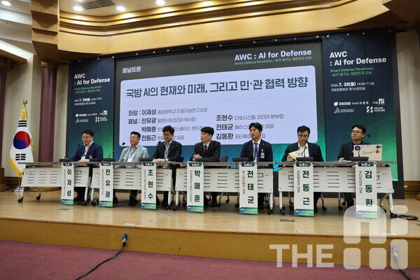 국방·AI 전문가들이 국방 AI 발전을 위한 토론을 하고 있다. (왼쪽부터) 이재성 중앙대 인공지능연구소장,  전유광 팔란티어코리아 부사장, 조현수 다쏘시스템코리아 본부장, 박매훈 한화에어로스페이스 센터장, 전태균 에스아이에이 대표, 전동근 퀀텀에어로 대표, 김동환 포티투마루 대표. /김동원 기자