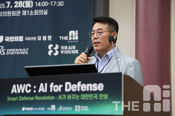 28일 서울 여의도 국회의원회관에서 진행된 AWC 2025 in 국방 컨퍼런스에서 전유광 팔란티어코리아 국방·공공사업부문장(부사장)은 국방 AI 발전을 위해 글로벌 표준 플랫폼 도입과 소프트웨어 중심의 획득체계 전환이 시급하다고 제언했다. /유덕규 기자