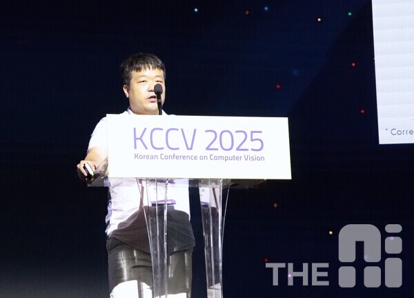 최진우 경희대 소프트웨어융합대학 컴퓨터공학과 교수는 4일 KCCV 2025에서  영상 속 동작과 장면을 혼동하는 비전 AI의 구조적 한계를 밝혀내고, 이를 효과적으로 줄일 수 있는 해법을 제시했다. /김동원 기자