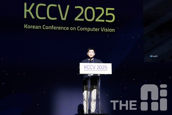 김태수 루닛 AI 리서치팀 리더는 4일 KCCV 2025에서 1기에 발견된 암의 5년 생존율은 80%지만 4기는 30%에 불과하다”며 “AI 파운데이션 모델을 활용해 더 빠르고 정확한 조기진단 시스템을 구축하고 있다”고 발표했다. /김동원 기자