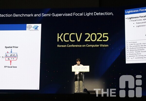 배승환 인하대 컴퓨터공학과 교수는 5일 KCCV 2025에서 “기존 객체 탐지 기술로는 발견하기 어려운 초소형 광원까지 정밀하게 감지할 수 있는 AI 시스템을 개발했다”고 밝혔다. /김동원 기자