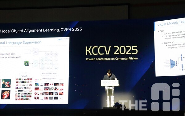 엄찬호 중앙대 첨단영상대학원 교수는 5일 KCCV 2025에서 긴 문장을 이해해 더 정확하고 세밀한 이미지 검색을 할 수 있는 기술을 발표했다. /김동원 기자