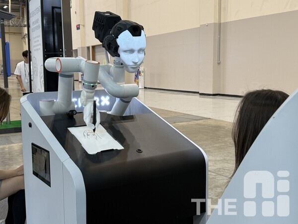 지난 7월 16일 부산 벡스코에서 열린 ‘K-ICT WEEK in BUSAN’ 전시관 내에 엑스오비tm(XORBIS)가 선보인 ‘스케처 X’ 로봇 /유덕규 기자