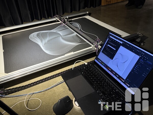지난 7월 28일 서울 종로구 부암동 일대에서 진행된 전시회 ‘갓(GAT)’에서 최세훈 작가가 공개한 그림을 그리는 로봇. /유덕규 기자