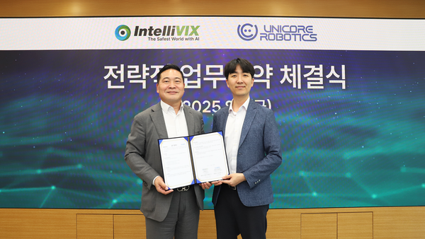 인텔리빅스와 유니코어로보틱스가 자율주행 순찰로봇 및 AI 통합관제 기술 개발을 위한 MOU를 체결했다. (왼쪽부터) 최은수 인텔리빅스 대표, 강창묵 유니코어로보틱스 대표. /인텔리빅스
